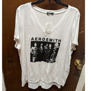 NEW KNit Riot Size 2X Aerosmith graphic white tee short sleeve vneck
